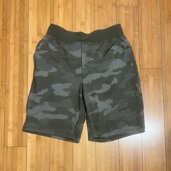 Lululemon T.H.E. Short Green Camo Linerless Size S - Picture 4 of 15